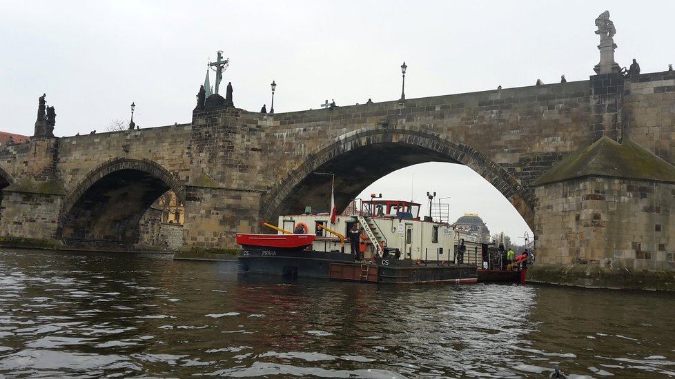 Prohlídka pilíře Karlova mostu pomocí potápěčského kesonu přilákala hodně Pražanů