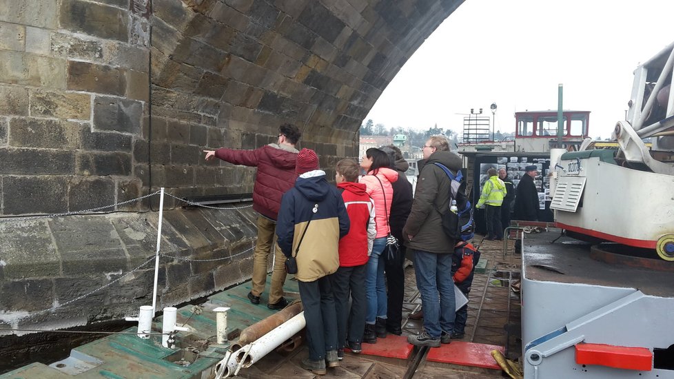 Prohlídka pilíře Karlova mostu pomocí potápěčského kesonu