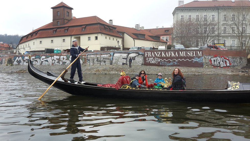 V rámci dne Vltavy mohli návštěvníci zažít plavbu na gondole