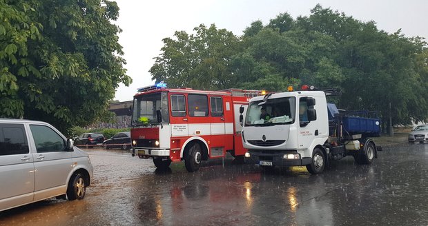 Parkoviště v Praze se proměnilo v rybník. Přívalové deště komplikovaly situaci v Praze.