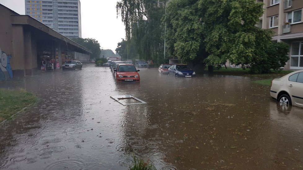 Parkoviště v Praze se proměnilo v rybník. Přívalové deště komplikovaly situaci v Praze.