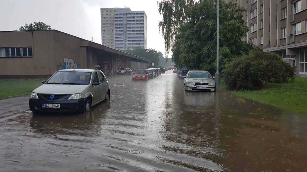 Parkoviště v Praze se proměnilo v rybník. Přívalové deště komplikovaly situaci v Praze.