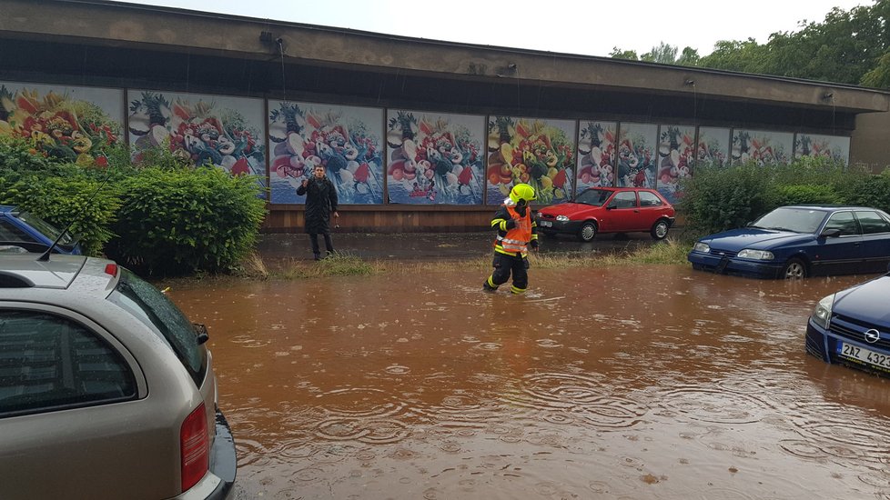 Parkoviště v Praze se proměnilo v rybník. Přívalové deště komplikovaly situaci v Praze.