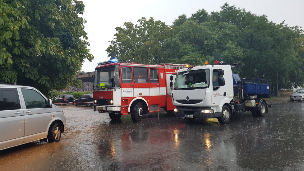 Parkoviště v Praze se proměnilo v rybník. Přívalové deště komplikovaly situaci v Praze.