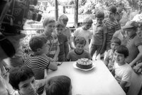 Pražská zoo hledá děti na fotce z roku 1975. Neznáte je?