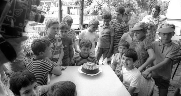 Pražská zoo hledá děti na fotce z roku 1975. Neznáte je?