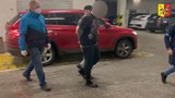 Šok při silniční kontrole: Řidič měl v mobilu dětské porno! Na policisty vytáhl zbraň