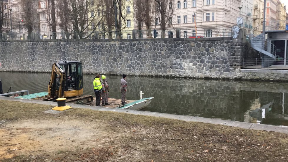 Na Dětský ostrov přijela první technika. Práce by měly skončit v červnu.