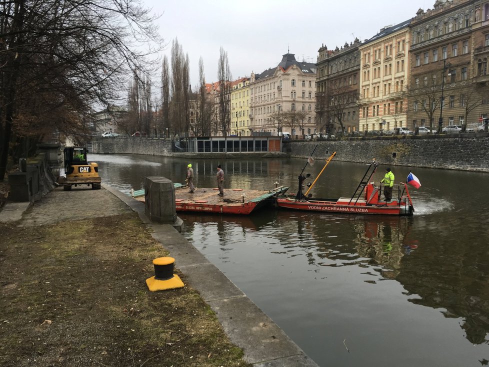 Na Dětský ostrov přijela první technika. Práce by měly skončit v červnu.