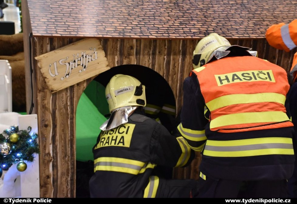 Děcku se zasekla hlava v dřevěném domečku v obchodním centru: Zasahovat museli hasiči.