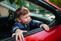 Vyděšené oči a usedavý pláč: Matka zamkla chlapečka (3) v autě a šla nakupovat!