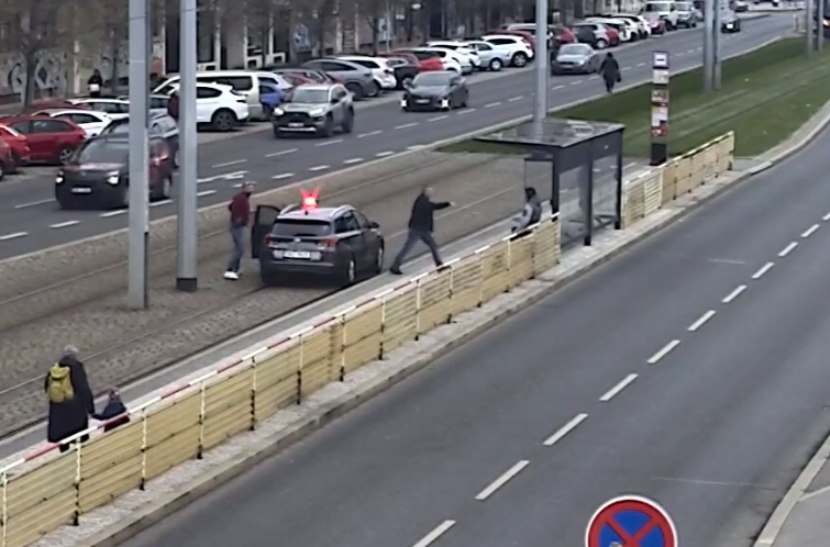 Zadržení podezřelého ze smrti muže v Divadelní ulici. (18. dubna 2023)