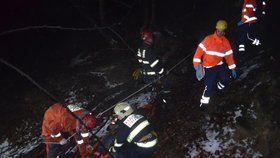 Foto ze záchranné akce v Šáreckém údolí: Muž se zde při procházce zřítil ze svahu