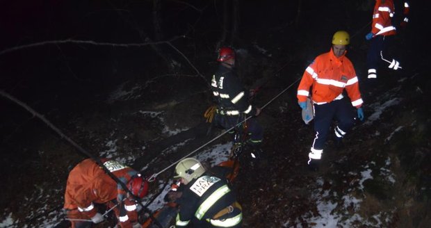 Foto ze záchranné akce v Šáreckém údolí: Muž se zde při procházce zřítil ze svahu