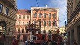 V centru Prahy nejezdí tramvaje! Řidič strhl trolej u Masarykova nádraží