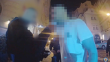 Zfetovaný a opilý taxikář vjel i s pasažéry do náruče policistů! „Jsem kre*én,“ přiznal, pak byl agresivní
