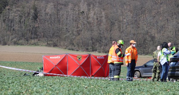U Dobřichovic se 30. března 2021 zřítil vrtulník, dva lidé zemřeli.