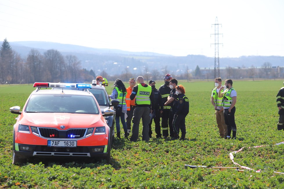 U Dobřichovic se 30. března 2021 zřítil vrtulník, dva lidé zemřeli.