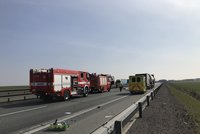 Srážka kamionu a dodávky zastavila D1 u Rousínova: Na Prahu stály dlouhé kolony!