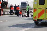 Traktorista s valníkem fekálií přehlédl motorkáře a zabil ho: Rodině musí dát 4 miliony