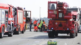 Nehoda dodávky a cisterny na D8 (25. března 2021)