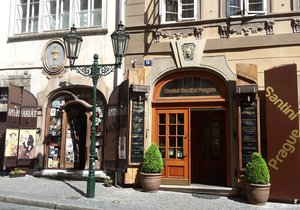 V uličkách Prahy objevíte stovky domovních znamení. Ve středověku o svém majiteli mnohé vypovídaly.