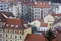 Důstojné bydlení v Česku je pro mnoho lidí nedostižným snem. Teď ale svítá naděje. Stát dostal zelenou a může začít financovat vznik bytů s nájmem, který bude nižší než tržní. Šance bydlet „ve svém“ se tak otvírá pro mladé, užitečné i týrané…