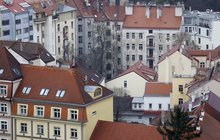 Důstojné bydlení v Česku je pro mnoho lidí nedostižným snem. Teď ale svítá naděje. Stát dostal zelenou a může začít financovat vznik bytů s nájmem, který bude nižší než tržní. Šance bydlet „ve svém“ se tak otvírá pro mladé, užitečné i týrané…