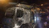 Dopravní komplikace na Černém Mostě: U nájezdu na dálnici hořel kamion
