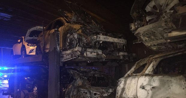 Požár kamionu, který převážel osobní auta, ve čtvrtek ráno zkomplikoval dopravu na Černém Mostě