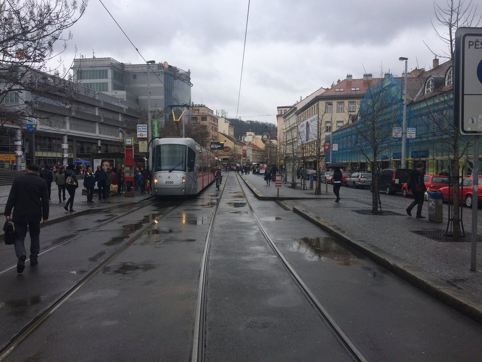 Podezřelé zavazadlo prošetřuje na Andělu pyrotechnik. Doprava kolabuje.