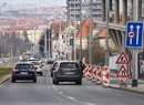 Už když jedou vedle sebe dvě osobní auta, nezbývá na cyklistu příliš bočního odstupu. Co teprve až pojede autobus? 