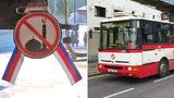 Řidič autobusu MHD si vylepil na sklo protiislámské symboly. Cestující si stěžují, hrozí mu vyhazov