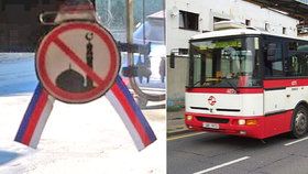 Řidič autobusu MHD si vylepil na sklo protiislámské symboly. Cestující si stěžují, hrozí mu vyhazov