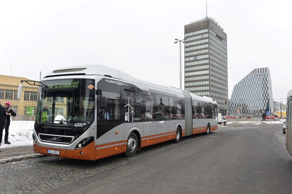 Dopravní podnik testuje hybridní autobus. Pokud se osvědčí, mělo by jich v Praze být víc.