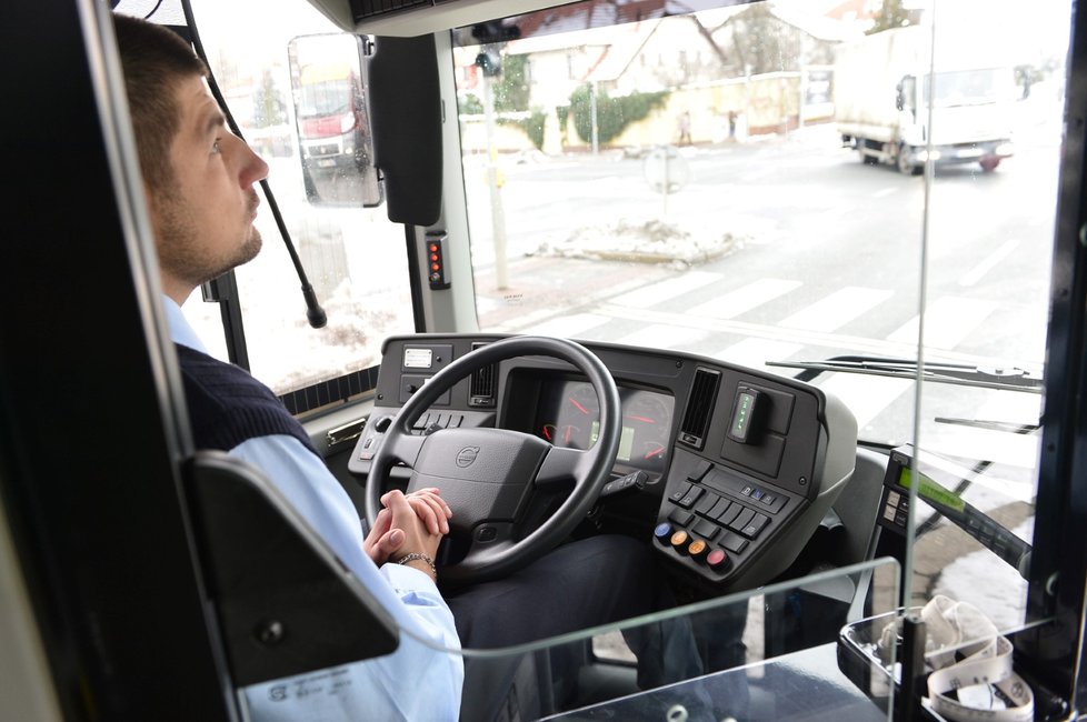 Dopravní podnik testuje hybridní autobus. Pokud se osvědčí, mělo by jich v Praze být víc.