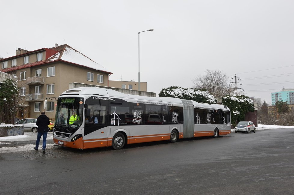 Dopravní podnik testuje hybridní autobus. Pokud se osvědčí, mělo by jich v Praze být víc.