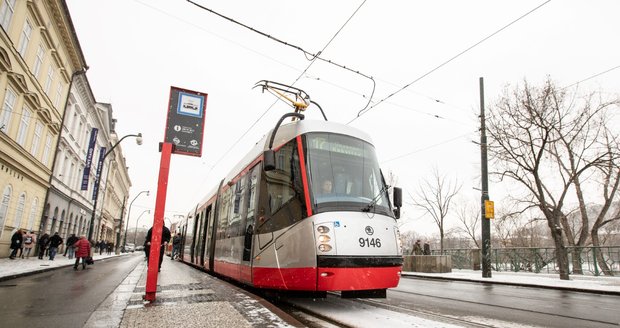 S tramvají Škoda 14T se cestující setkávají na linkách 3, 17, 24, o víkendech i na 6 a 10.