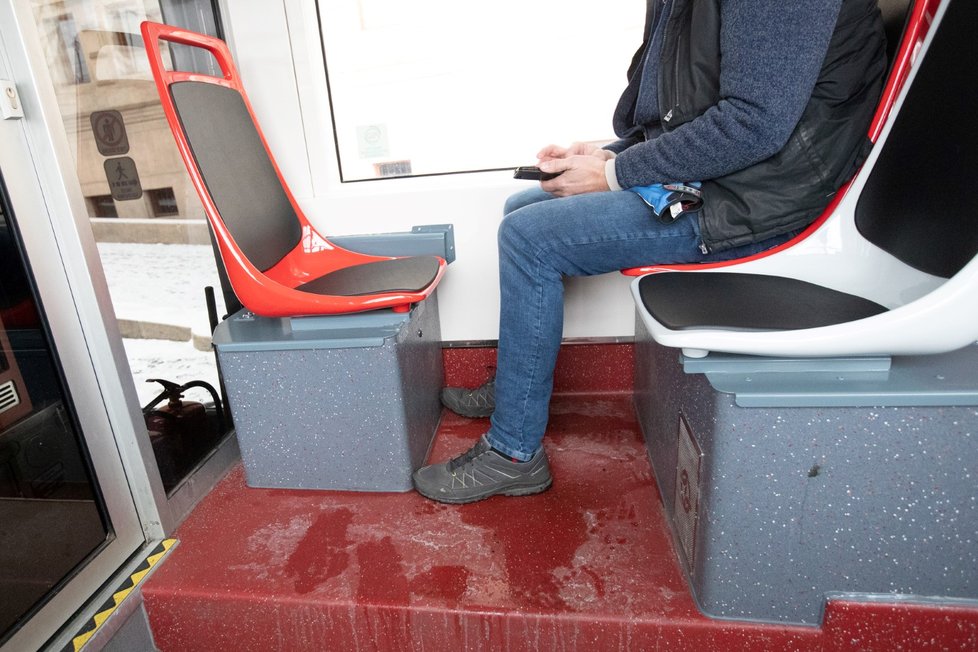 Rozmístění sedaček proti sobě poskytuje v některých místech vozu jen malý prostor na nohy.