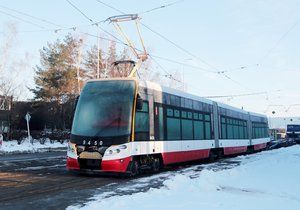 Tramvaje typu 15T několikrát vykolejily. Kvůli technickým problémům budou možná jezdit pomaleji.