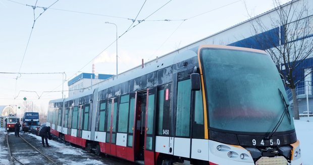 Do Prahy dorazila poslední tramvaj 15T ForCity. Od středy se bude testovat v ulicích Prahy.