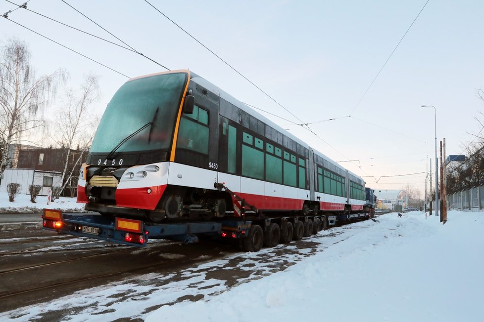 Tramvaje typu 15T několikrát vykolejily. Kvůli technickým problémům budou možná jezdit pomaleji.