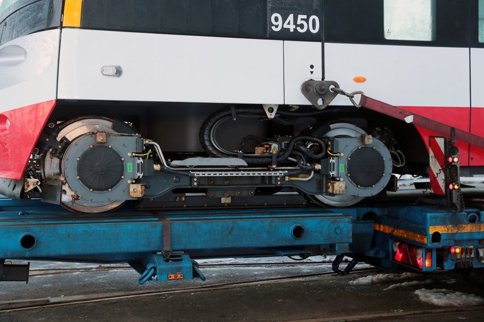 Tramvaje typu 15T několikrát vykolejily. Kvůli technickým problémům budou možná jezdit pomaleji.