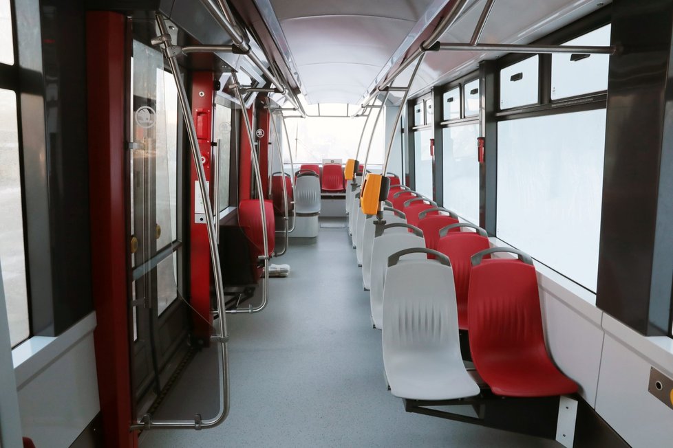 Tramvaje typu 15T několikrát vykolejily. Kvůli technickým problémům budou možná jezdit pomaleji.