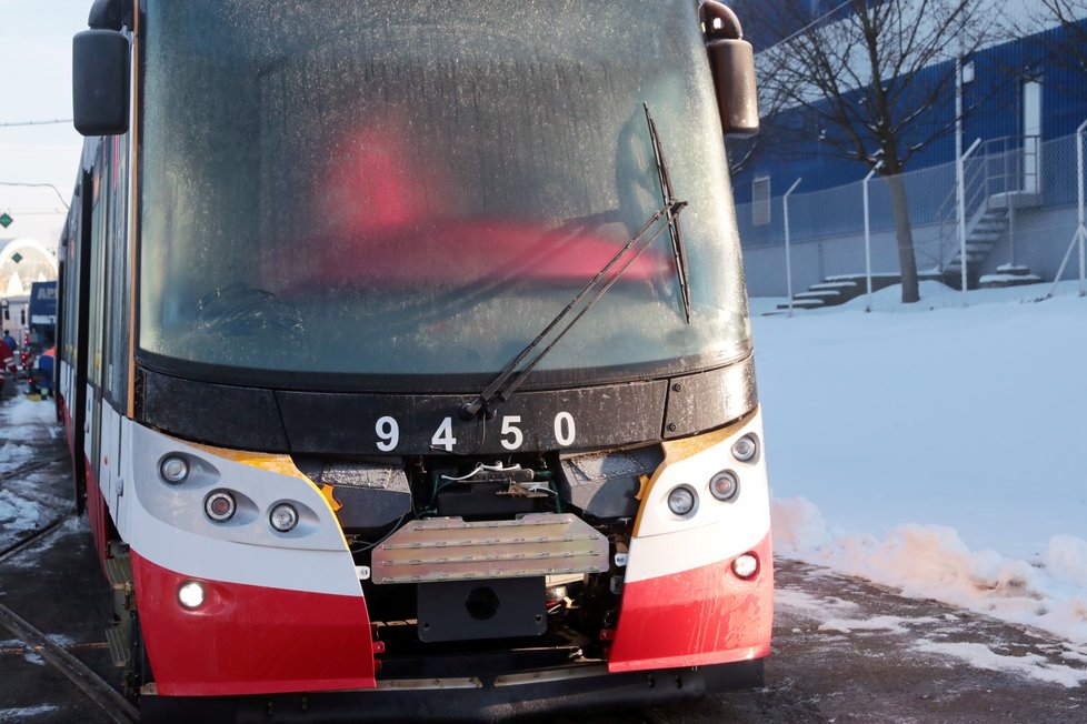 Do Prahy dorazila poslední tramvaj 15T ForCity. Od středy se bude testovat v ulicích Prahy.