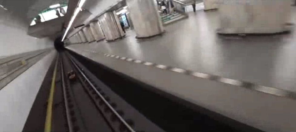 Neznámý muž projel na zadní části metra stanice Karlovo náměstí, Národní třída, Můstek a vystoupil na Náměstí Republiky.