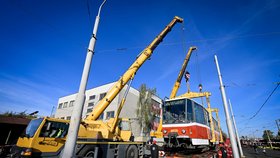 Z Ústředních dílen Dopravního podniku hl. m. Prahy (DPP) odcestovaly první čtyři tramvaje z celkových dvaceti, které DPP daruje válkou poničené Ukrajině, 20. října 2022.