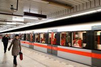 Metro C zastavila technická závada! Po celé trase nejezdilo téměř půl hodiny