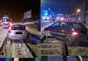 Na kolejích v Nádražní ulici uvázly desítky aut.