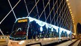 Tisíce světel rozzářily tramvaje i retrobus! Vánoční flotila vyjela do ulic Prahy